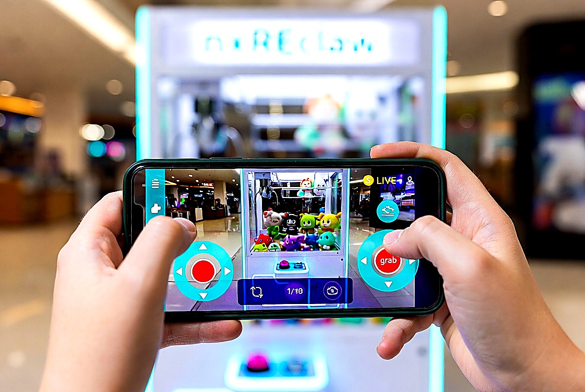Online virtual play — control a real nxREclaw machine from your phone